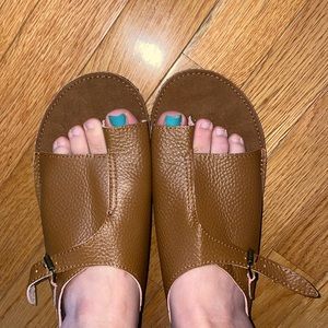 Captive toe sandals size 8 NWOT